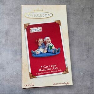 HALLMARK 2003 RAGGEDY ANN AND RAGGEDY ANDY ORNAMENT “A GIFT FOR RAGGEDY ANN”